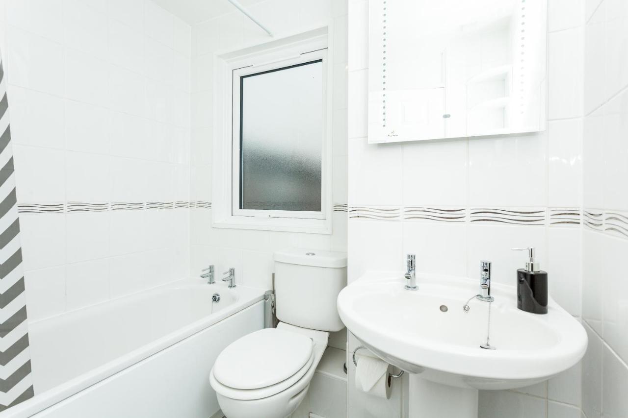 Gatwick Place - 4 Bed 2 Bath Self Contained House With Private Garden Горлі Екстер'єр фото