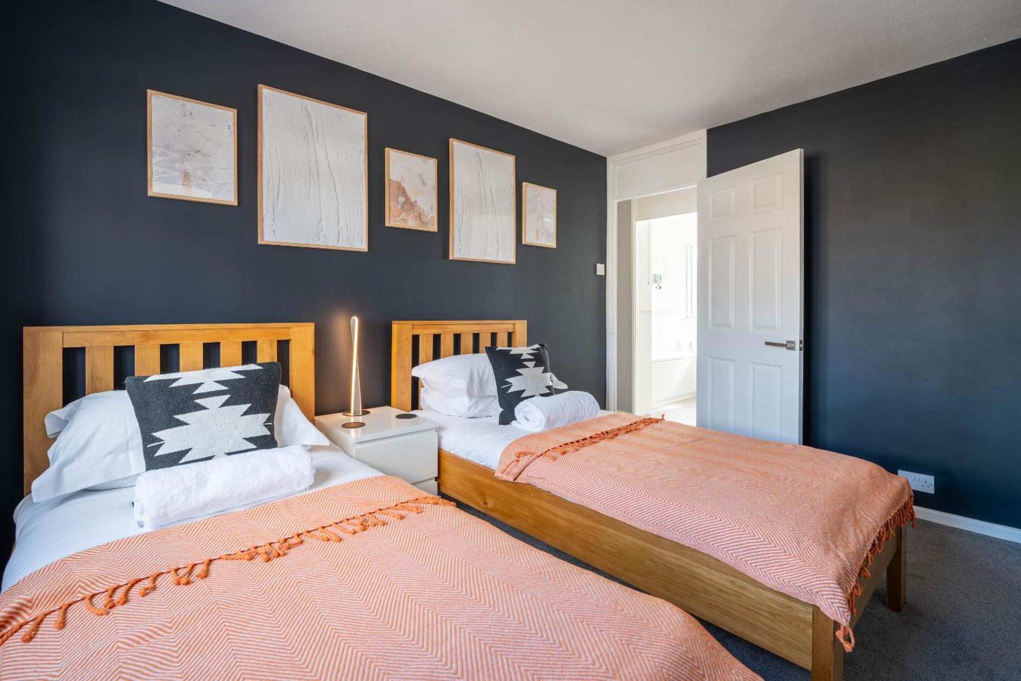 Gatwick Place - 4 Bed 2 Bath Self Contained House With Private Garden Горлі Екстер'єр фото