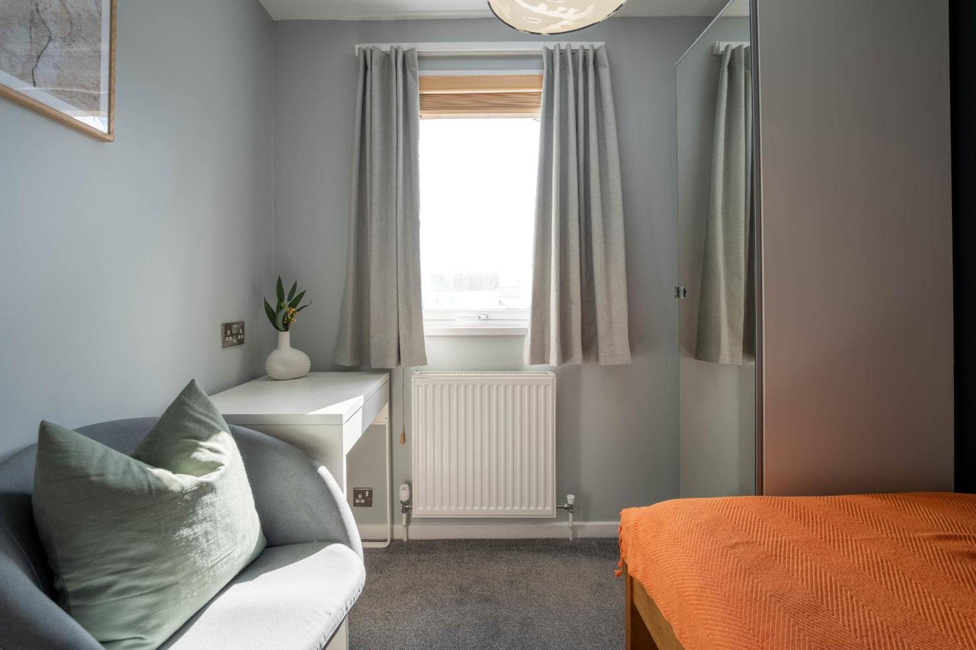 Gatwick Place - 4 Bed 2 Bath Self Contained House With Private Garden Горлі Екстер'єр фото